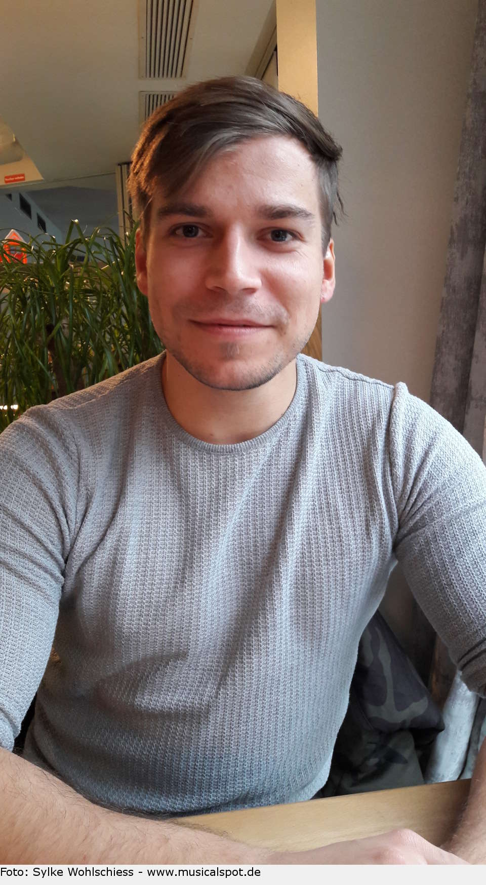 Keine Angst vor großen Nummern hat Benjamin Oeser. Mit „Gethsemane“ und „Bring Him Home“ meistert er die Aufnameprüfung für den Masterstudiengang an der renommierten Theaterakademie August Everding. oeser benjamin 04