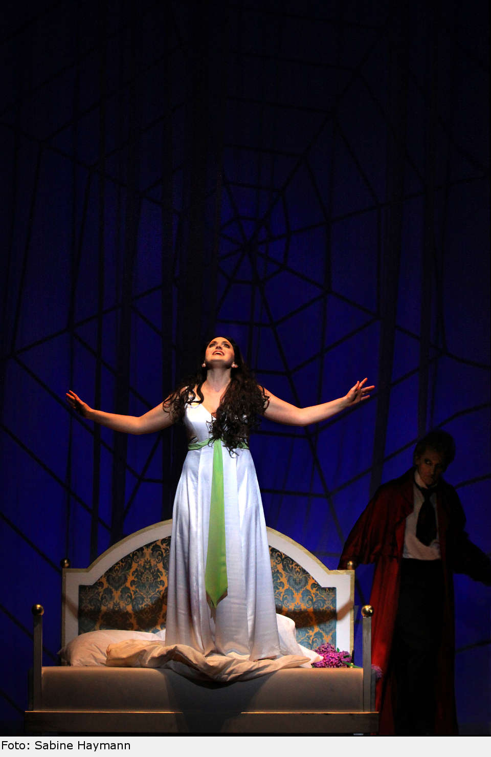 Auch Lucy (Yvonne Luithlen) kann sich der Anziehungskraft von Graf Dracula nicht entziehen. dracula02