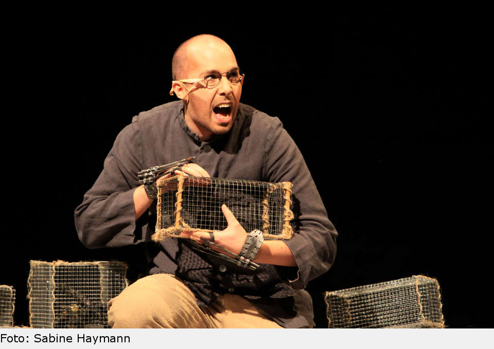 Mr. Renfield (Benjamin Savoie) wird von Dracula für seine Zwecke missbraucht. dracula04