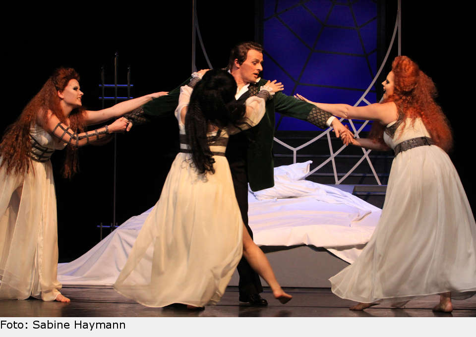 Jonathan Harker (Thomas Christ) hat in Draculas Schloss keine Chance. dracula05