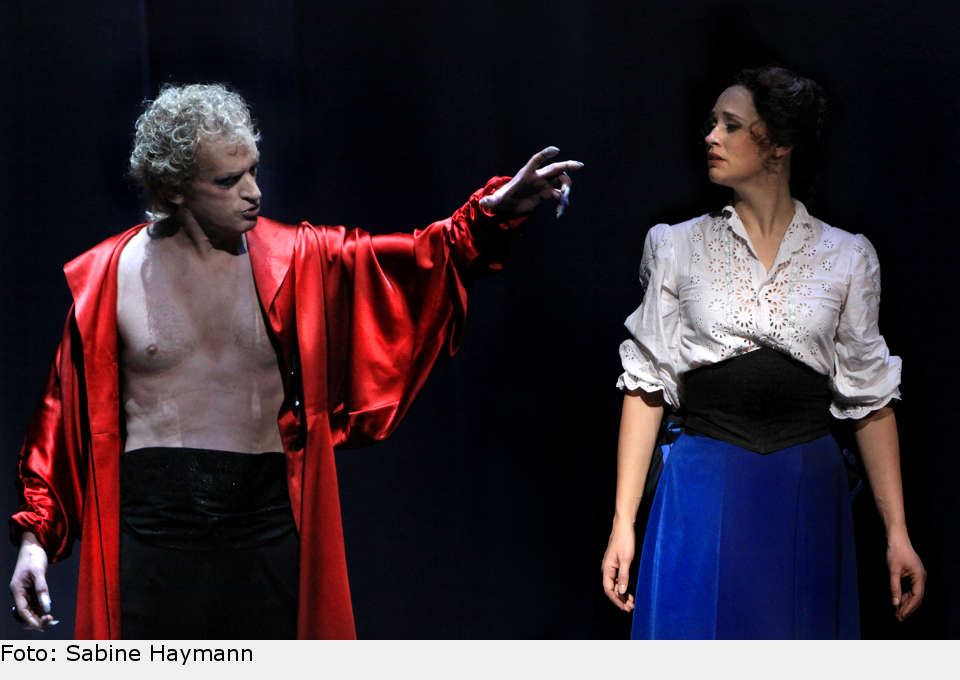 "Du allein sollst mein Engel sein" - Graf Dracula empfindet mehr für Mina als nur Begierde. dracula13