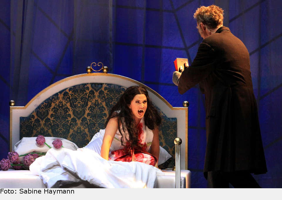 Professor Van Helsing (Jon Goldsworthy) versucht alles, um Lucy zu retten. dracula16