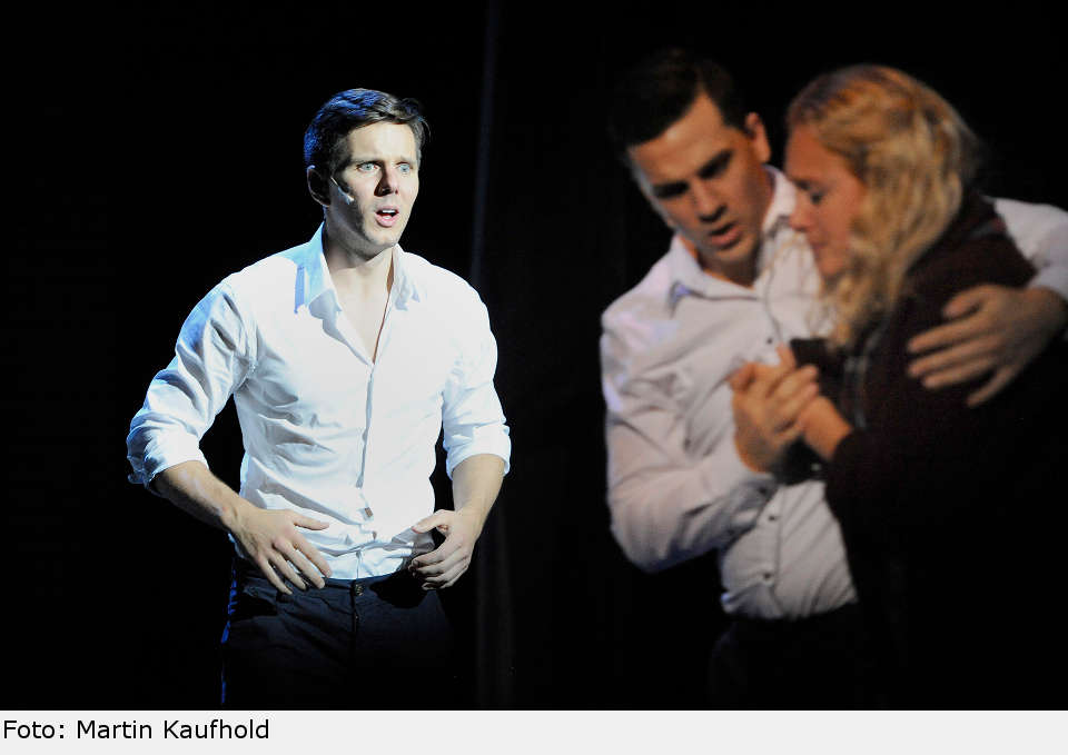 Nach Sams Tod tröstet Carl (Aaron Sidwell) die verzweifelte Molly. ghost07