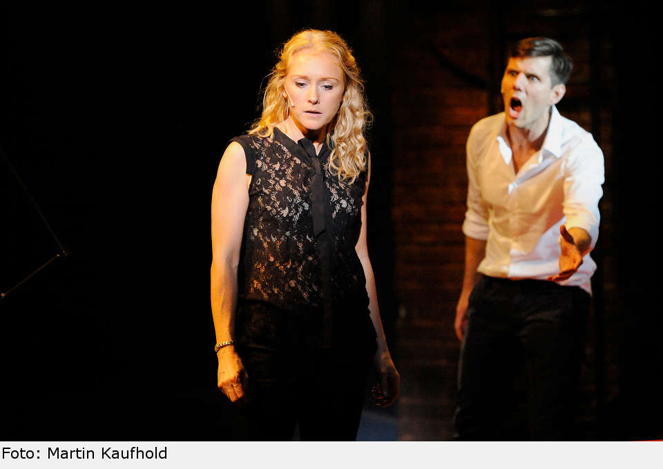 Vergeblich versucht Sam, sich Molly bemerkbar zu machen. ghost08