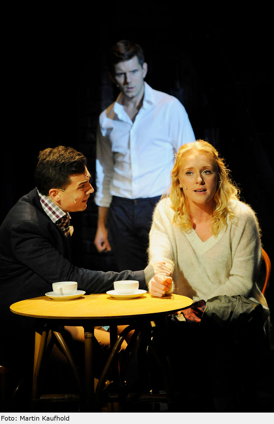 Carl hält das ganze Gerede von Geistern, die zu den Lebenden sprechen, für absoluten Blödsinn. ghost12