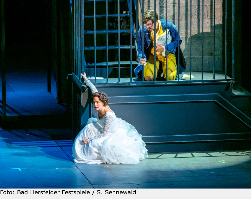 Kein glückliches Ende für Lotte (Iréna Flury) und Goethe (Philipp Büttner). musical goethe bad hersfeld 02 buettner flury