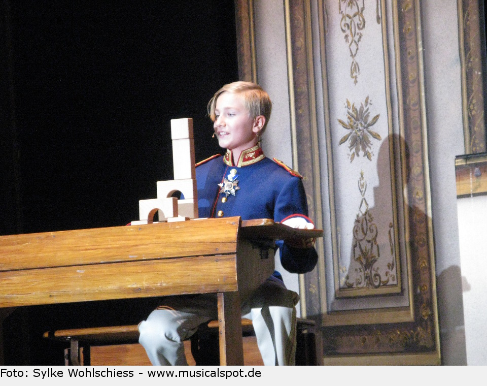 Das Kinderlied "Maikäfer, flieg" bekommt einen neuen Text: Prinz Ludwig singt "Tief ist der See". In sein neu erbautes Schloss will er die Mutter nicht hineinlassen - Streit mag der junge Kronprinz nämlich gar nicht. ludwig 05
