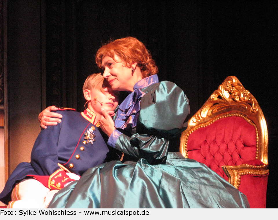 Der kleine Ludwig flüchtet in die Arme seiner Erzieherin, die ihn mit dem wunderschönen "Mein Ritter" in den Schlaf singt - eine berührende Interpretation von Suzan Zeichner. ludwig 08