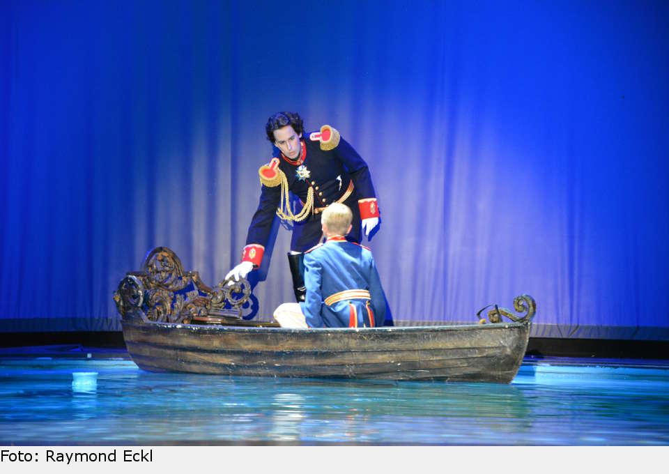 Die Fahrt über den See wird zum Zeitsprung - Prinz Ludwig geht an Land... ludwig 09