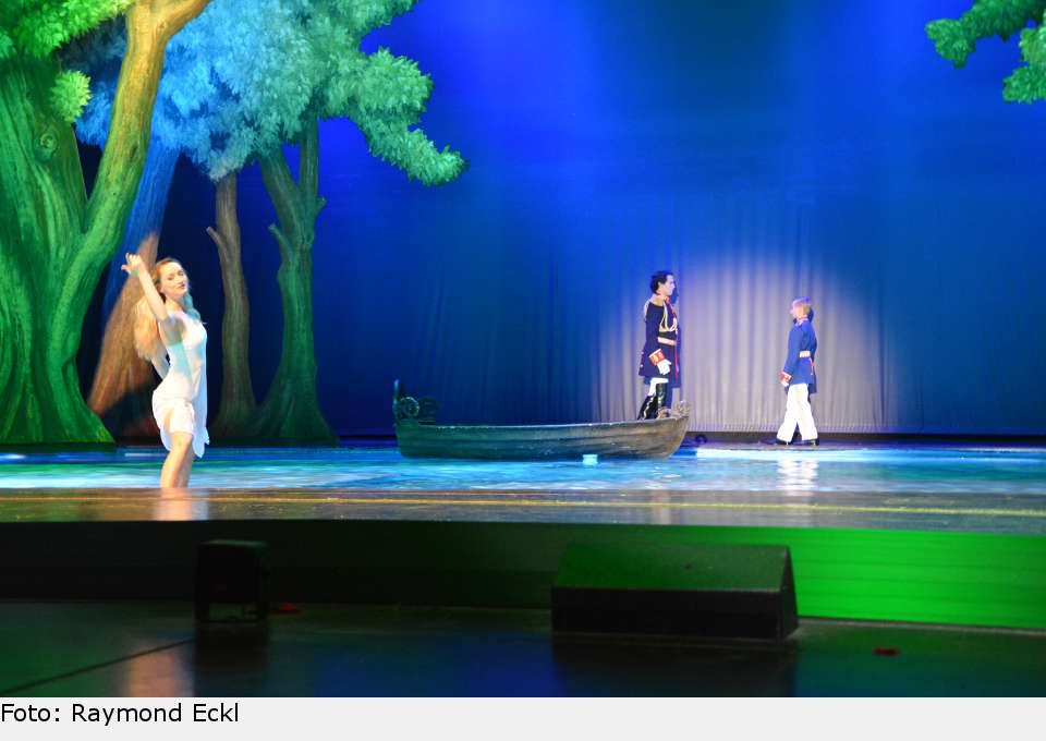 ...und trifft auf den erwachsenen König Ludwig, der zurück über den See fährt. Nach dem plötzlichen Tod seines Vaters muss er die Regierung übernehmen. ludwig 10