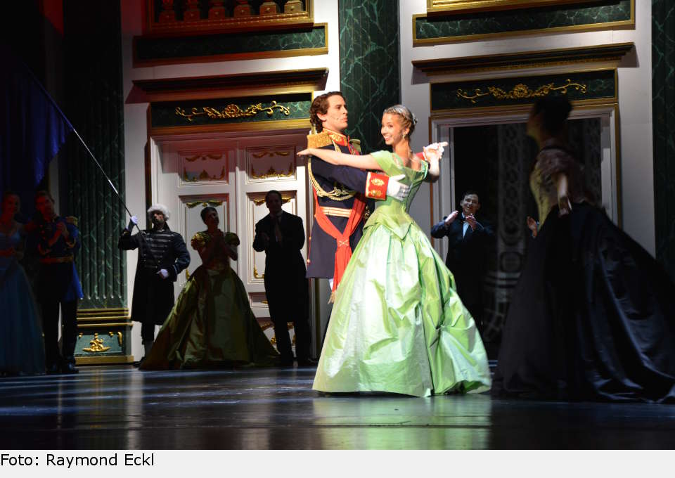 Sophie (Dorothea Baumann) tanzt mit König Ludwig - sehr zur Freude ihrer Mutter Ludovika. ludwig 15