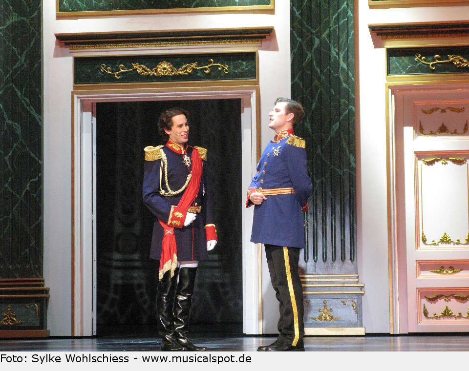 Für Prinz Otto (Julian Wejwar) hat der Krieg nichts Furchterregendes. Er betrachtet ihn mit kindlicher Begeisterung - sein Bruder, der König, sieht das anders. ludwig 16