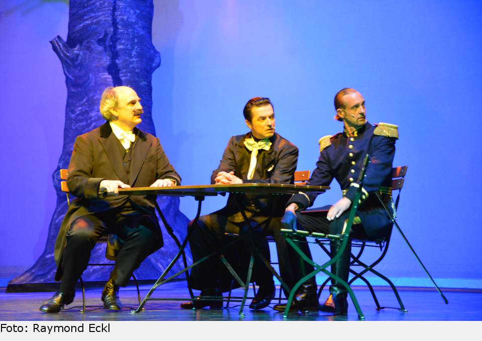 Weniger froh sind Kaspar (William Cohn), Freiherr von Lutz (Alexander Kerbst) und Graf Rettenberg (Harald Tauber): Ein König, der Wagner hört und beim Manöver den Schirm aufspannt? Das geht GAR nicht. ludwig 21