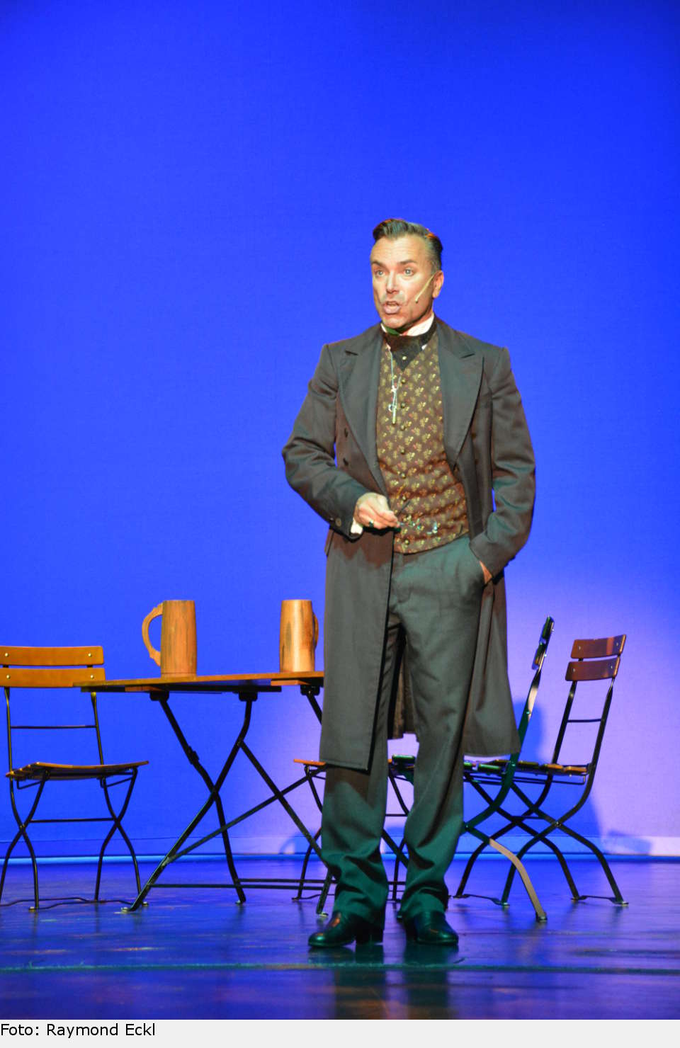 Dr. Gudden (Uwe Kröger) soll helfen, den König aus dem Weg zu schaffen. "Soll das die Zukunft sein?" überlegt er. ludwig 22