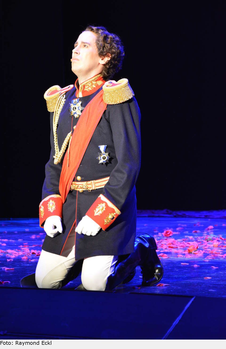 Gleich anschließend folgt mit "Kalte Sterne" das zentrale Lied des Musicals "Ludwig²" - Matthias Stockinger liefert eine grandiose Darbietung. ludwig 32