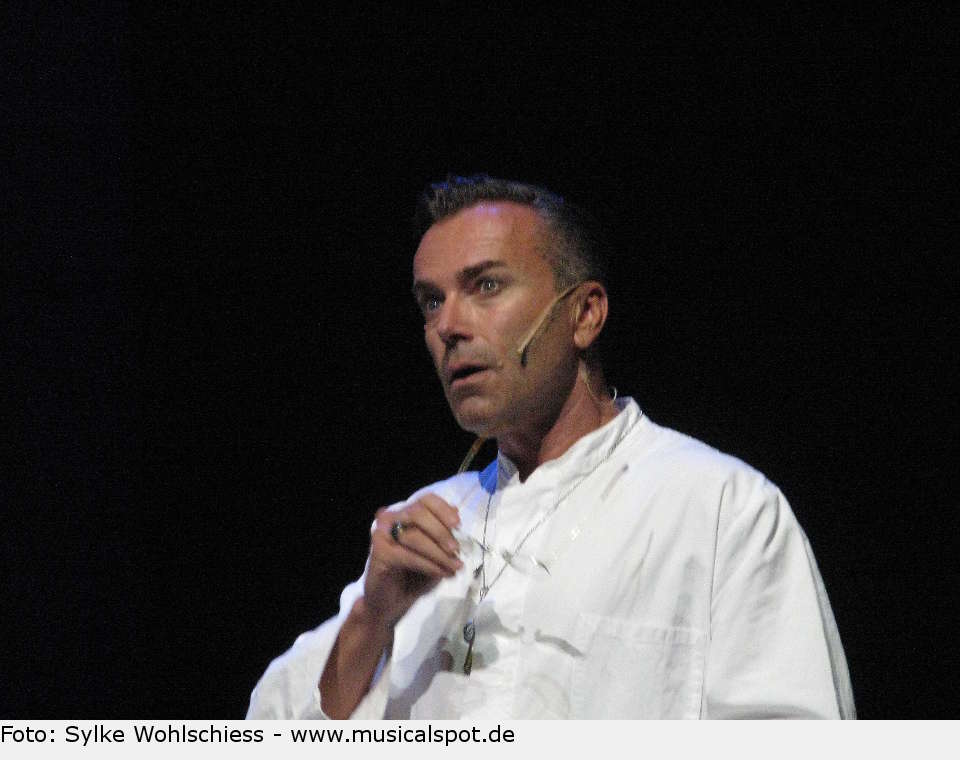 "Vielleicht hilft ihm das, vielleicht auch nicht." Noch gibt es keine gesicherten Erkenntnisse in der Behandlung psychisch Kranker. Uwe Kröger spielt den zielstrebigen Arzt mit viel Ausdruckskraft. ludwig 39