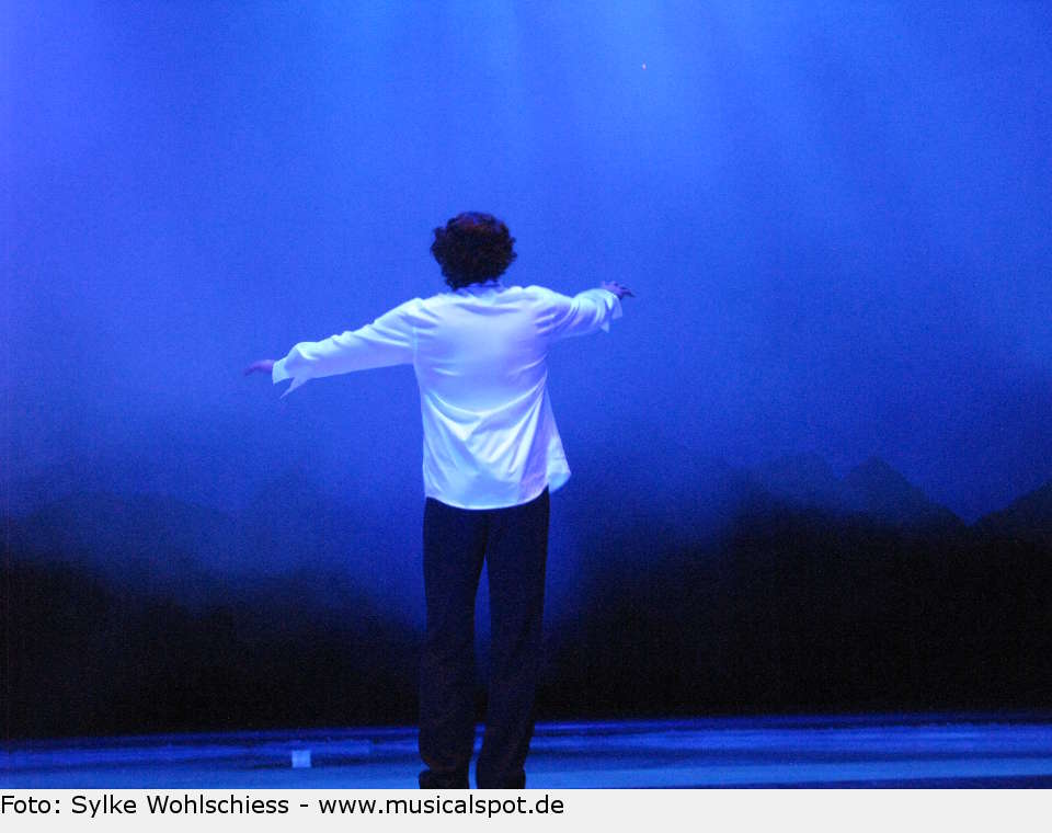 Nach seiner Verhaftung wird der König nach Schloss Berg gebracht. Zusammen mit Dr. Gudden findet er sein bis heute rätselhaftes Ende im Starnberger See. ludwig 42