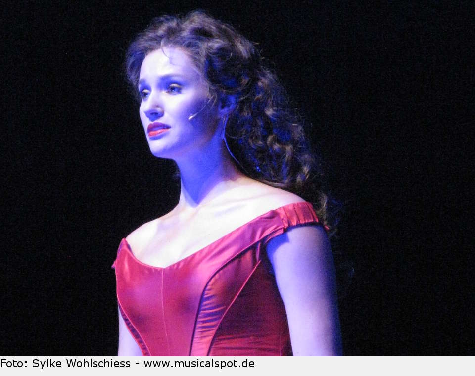 Im großen Finale vereinen sich die Weggefährten des Königs zu einem Dank und dem Schwur ewiger Treue. ludwig 43