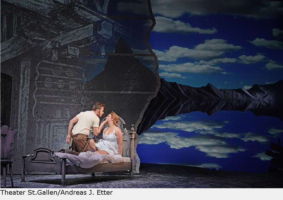 Benjamin Oeser als Draufgänger Antoine Carrel mit dem Song „Ich weiß, was ich will“. Die lebenslustige Wirtin Marcella Favre wird im Musical „Matterhorn“ gespielt von Juliane Bischoff. matterhorn musical stgallen 04