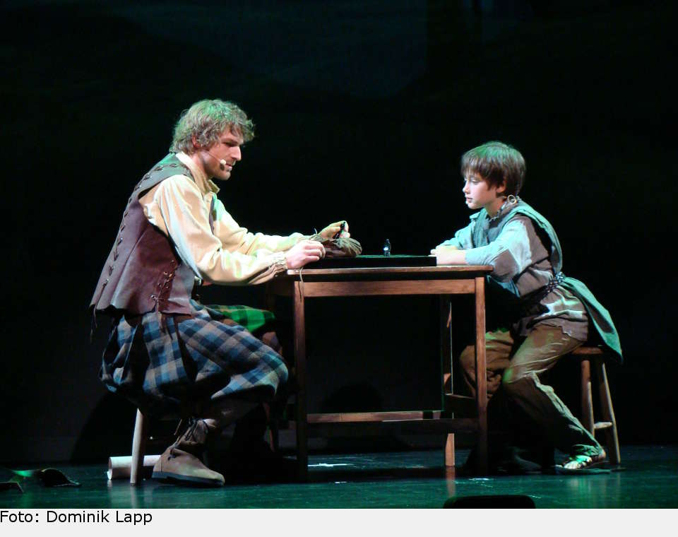 Das Spiel des Schah - Rob (Friedrich Rau) erklärt seinem Sohn Samuel, wie das Spiel mit der Geschichte der Familie Cole zusammenhängt. Mit dieser Rückblende beginnt das Musical "Der Medicus". der medicus 01