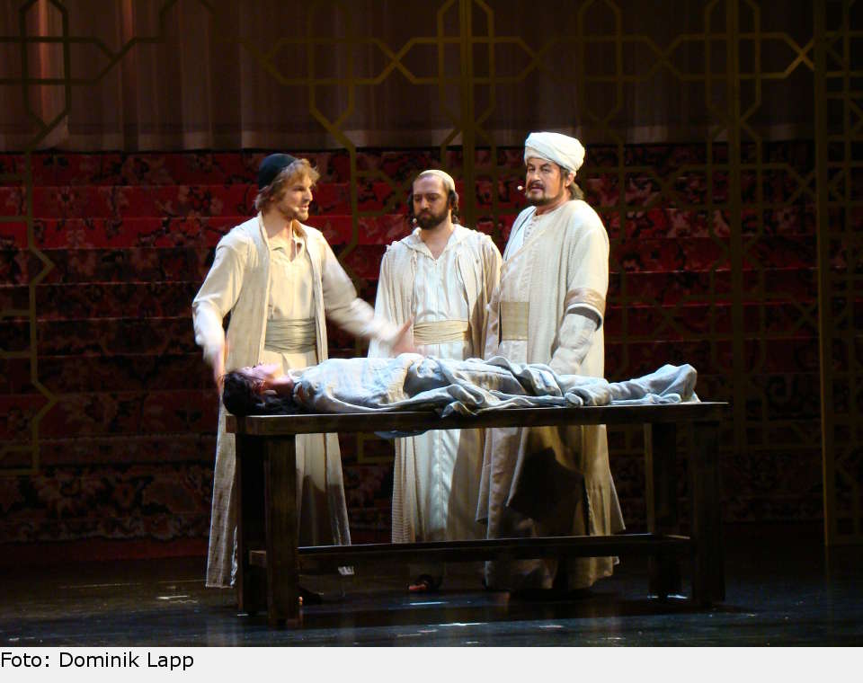 Eine Frau ist an der Seitenkrankheit gestorben. Rob versteht nicht, warum es verboten ist, die Leiche aufzuschneiden, um der Ursache der Krankheit auf die Spur zu kommen. der medicus 15