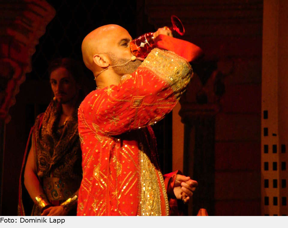 Während die Feier noch in vollem Gange ist, werden die geöffneten Leichen im Keller der Madrassa entdeckt. der medicus 22