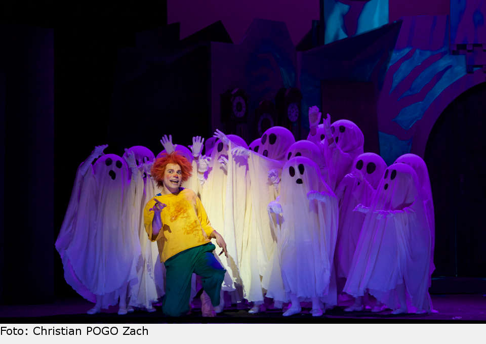 Immer zu Streichen aufgelegt ist Benjamin Oeser in der Titelrolle des Musicals „Pumuckl“ am Gärtnerplatztheater München. pumuckl musical muenchen 01