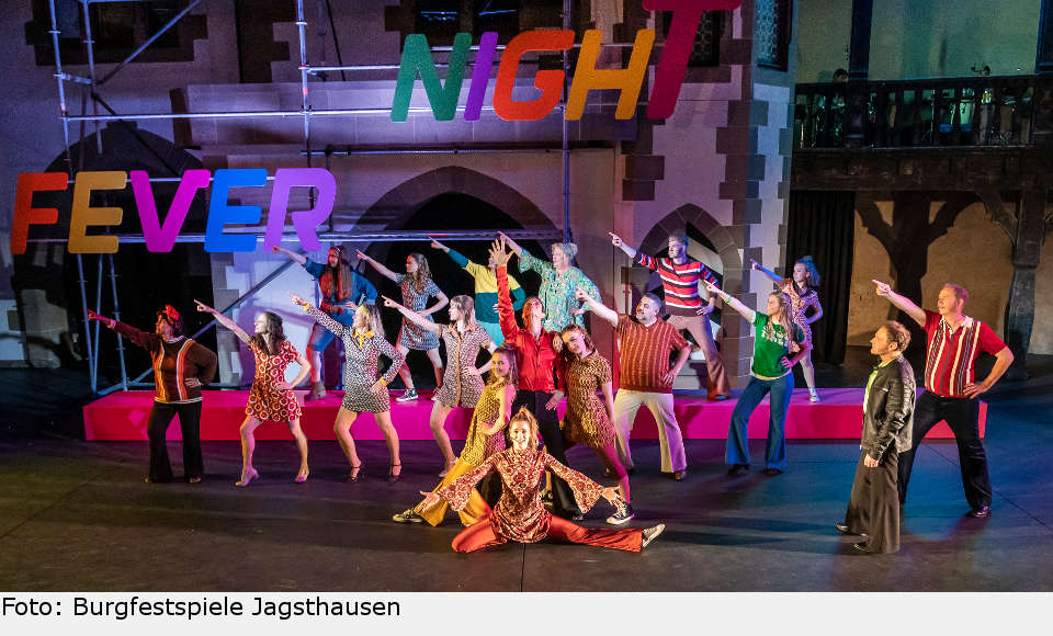 Das Ensemble von „Saturday Night Fever“. saturday night fever musical jagsthausen 02