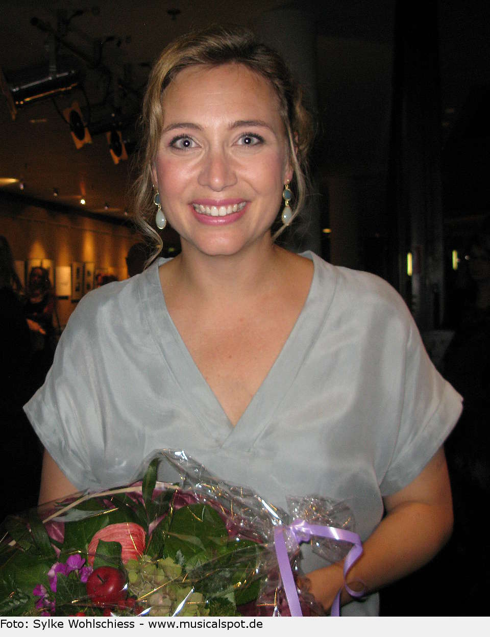 Ein Blumenstrauss für Wietske van Tongeren, die die Rolle der Betty Schaefer spielt. premierenfeier sunset boulevard dortmund vantongeren